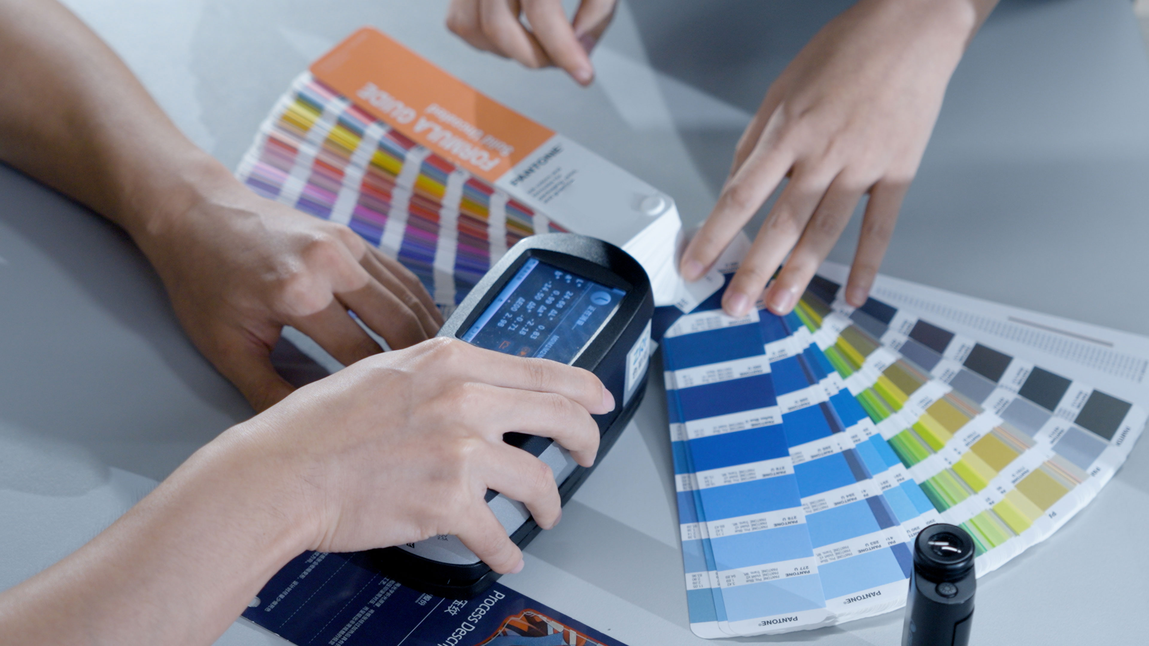 ɫ������